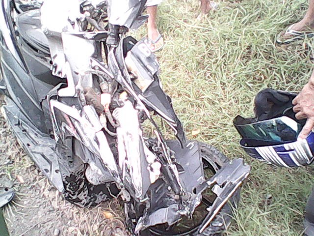 HINDARI LUBANG, VARIO REMUK DIHAJAR TRUK GANDENG