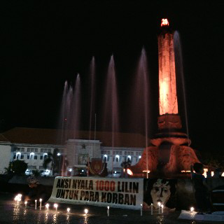 Salurkan Kepedulian “Solidaritas Sahabat Korban” Adakan Aksi Nyala 1000 Lilin Di Tugu Muda