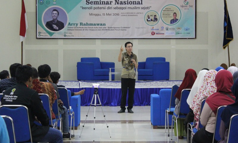 BAI UDINUS Tutup Islamic Fair dengan Seminar Nasional