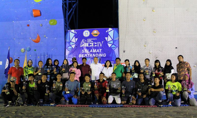 Puncak Kemenangan dan Kemeriahan Wall Climbing Aldakawanaseta Udinus pada ACC IV