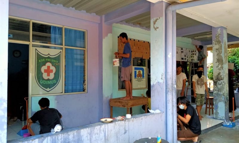 Aktivis Udinus Ubah Suasana Gedung PKM dengan Aksi Mengecat Bersama