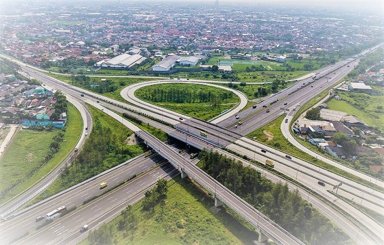 TOL BARU, PEMUDIK PILIH MOBIL PRIBADI DARIPADA TRANSPORTASI UMUM