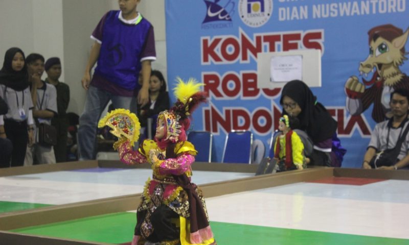 Lenggak-Lenggok Robot Tari Dipercantik dengan Gaun Warna-Warni