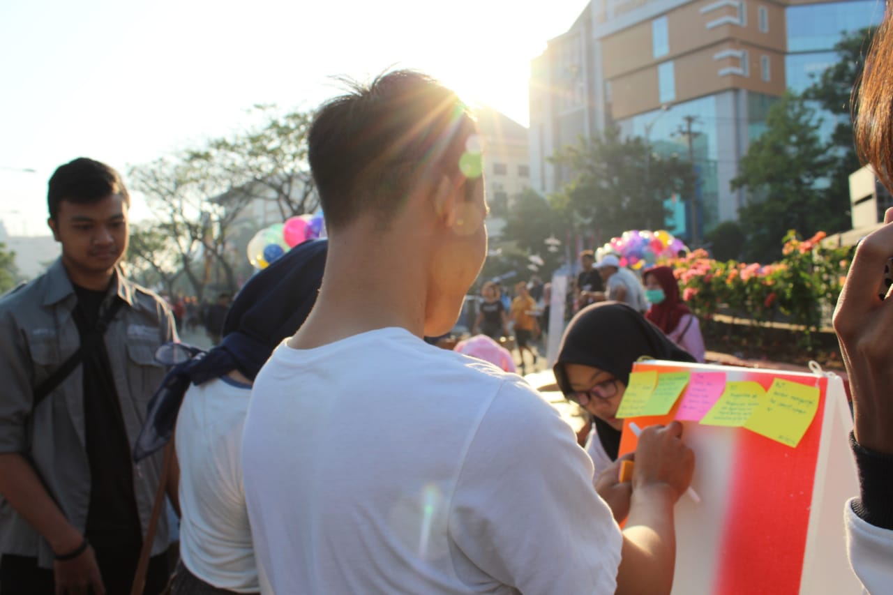 MAHASISWA UDINUS AJAK MASYARAKAT CFD DALAM KAMPANYE M.2T