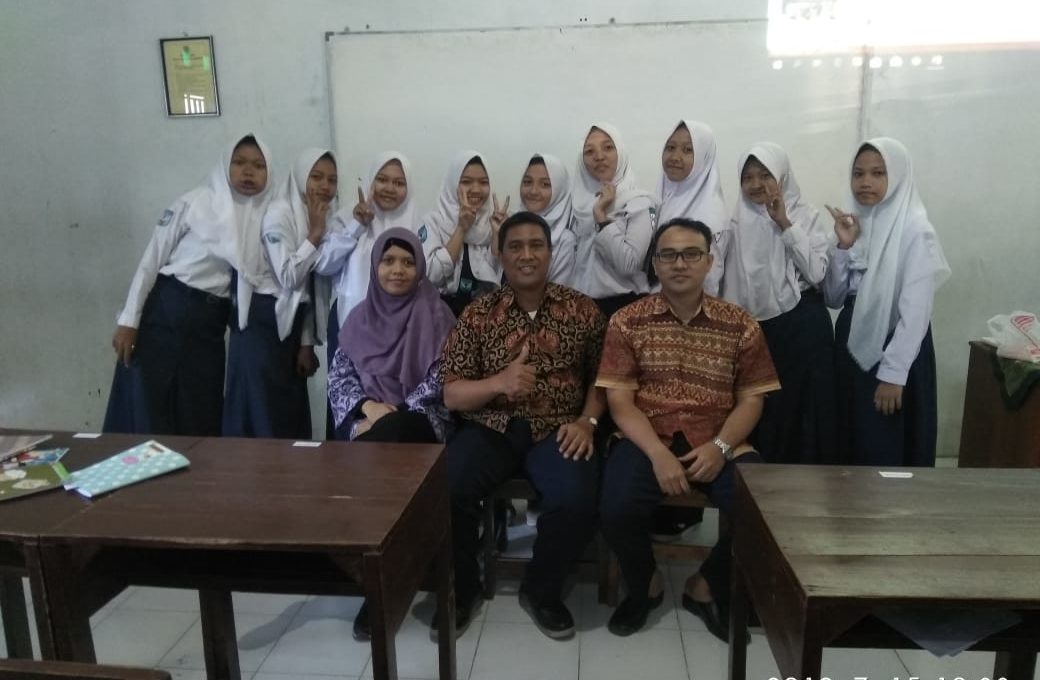 FEB UDINUS LATIH MINDSET WIRAUSAHA SANTRI USWATUN HASANAH