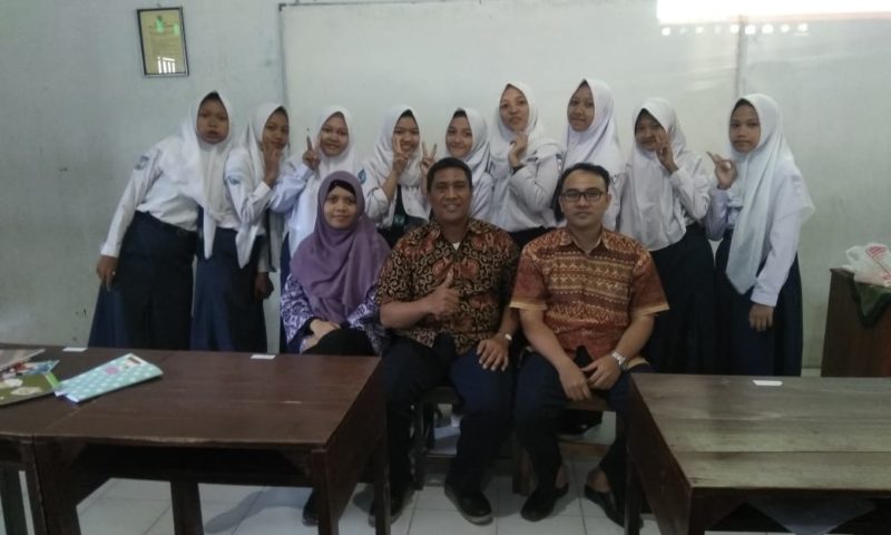 FEB UDINUS LATIH MINDSET WIRAUSAHA SANTRI USWATUN HASANAH