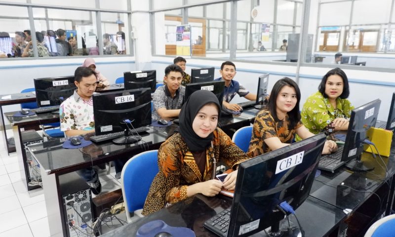 SELURUH MAHASISWA UDINUS SERENTAK KENAKAN BATIK
