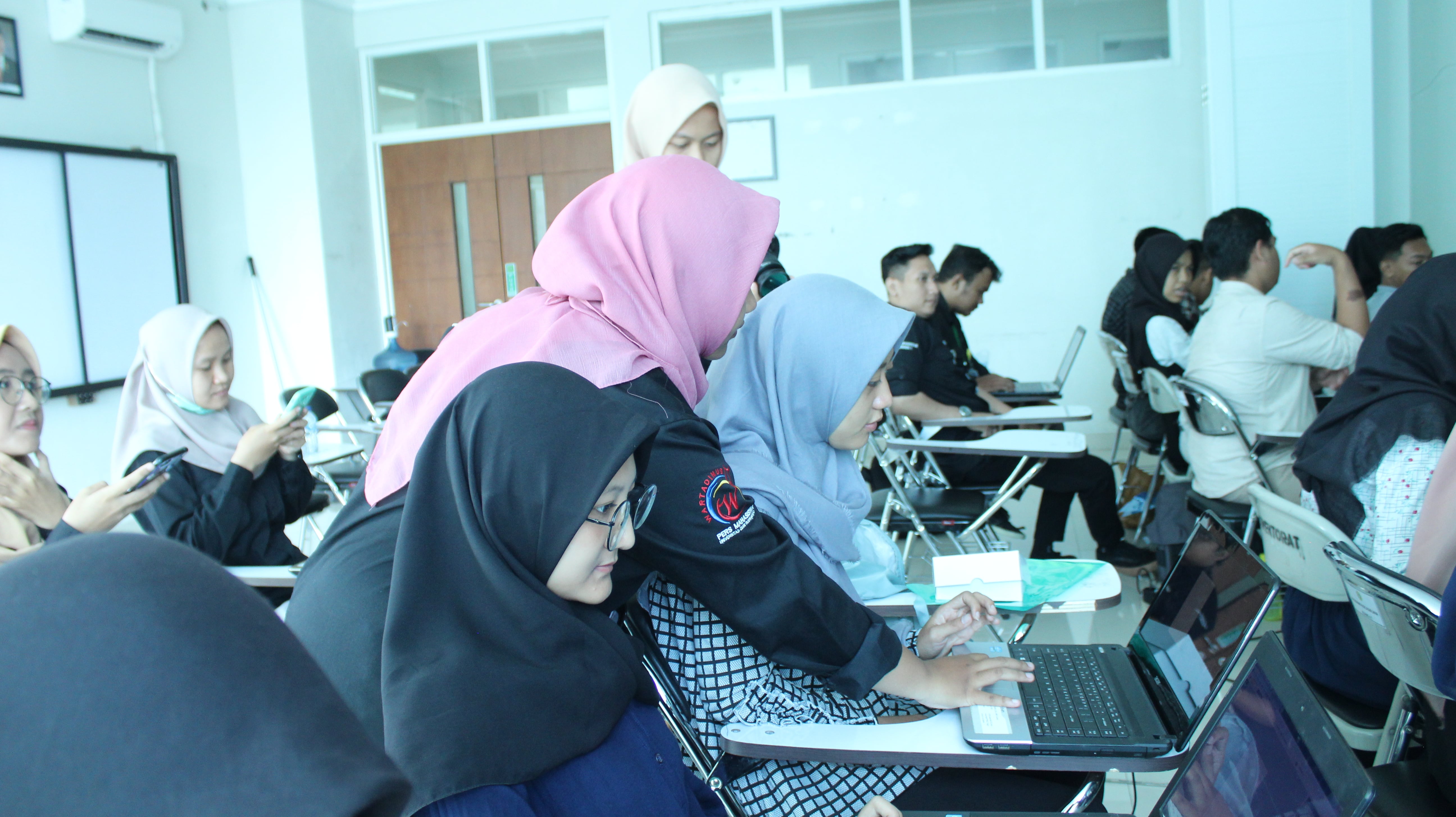 UKM WARTADINUS X UKM WHITE CAMPUS BERBAGI PENGETAHUAN DESAIN GRAFIS