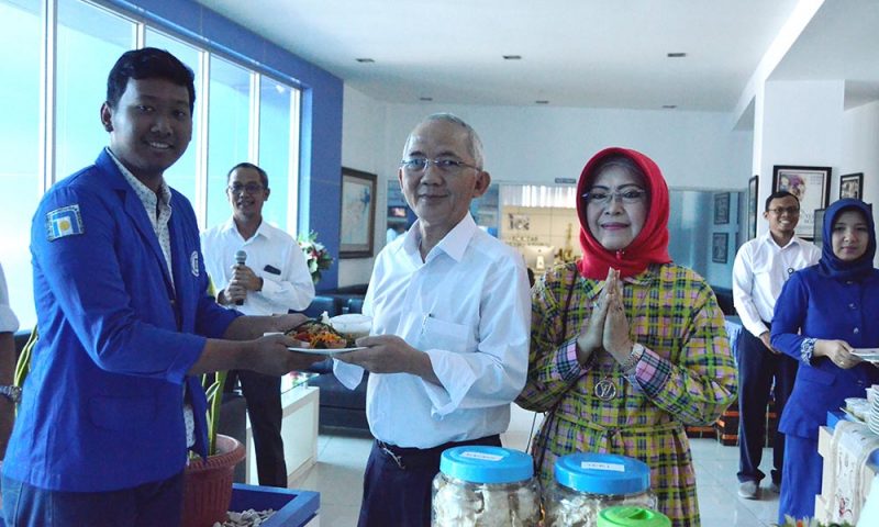 HARI PERTAMA KULIAH UDINUS ADAKAN SYUKURAN DAN DOA BERSAMA