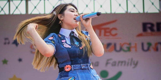 VIA VALLEN HIDUPKAN KEMBALI DUNIA PERDANGDUTAN