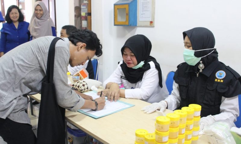 TEGASKAN KAMPUS BEBAS NARKOBA, UDINUS BERSAMA BNN LAKUKAN TES URINE