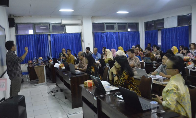 FEB UDINUS KEMBANGKAN ILMU STATISTIK LEWAT WORKSHOP