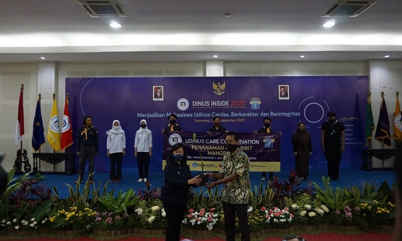 UDINUS BAGIKAN 4000 BIBIT MANGROVE SEBAGAI BENTUK KEPEDULIAN TERHADAP LINGKUNGAN