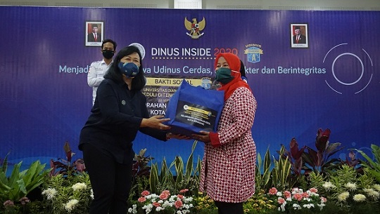 Udinus Bagikan Ratusan Kantong Sembako Kepada Warga Kelurahan Pendrikan Kidul Dan Beberapa Panti Di Kota Semarang