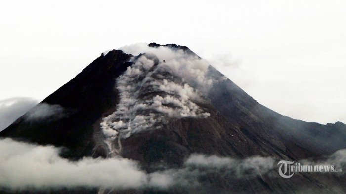 ERUPSI MERAPI BELUM BERHENTI, WARGA HARUS BERHATI-HATI