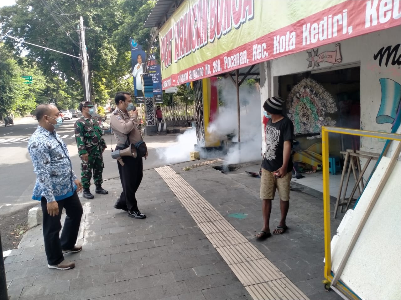 MARAK CIKUNGUNYA, KOTA KEDIRI LAKUKAN FOGGING DI LINGKUNGAN WARGA