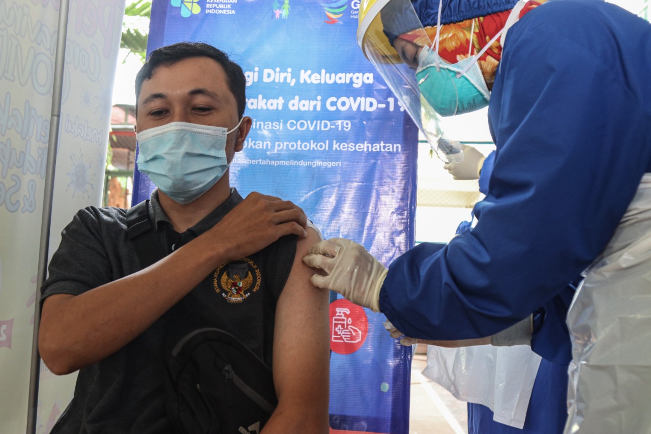 KEJAR PEMBELAJARAN TATAP MUKA, GURU DAN TENAGA PENDIDIK DI KOTA KEDIRI DAPATKAN VAKSIN COVID-19