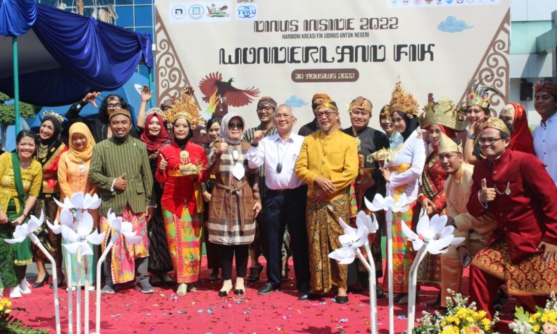 Kerennya Fashion Show Dosen FIK Udinus Bertajuk Busana Adat