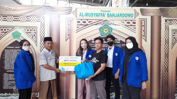 UDINUS ADAKAN BAKTI SOSIAL BERSAMA MAHASISWA BARU