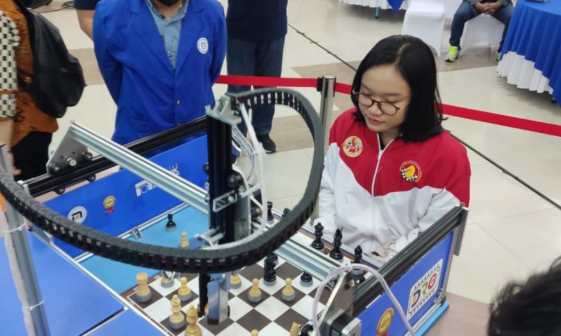 UDINUS RESMI MELUNCURKAN ROBOT CATUR PERTAMA DI INDONESIA