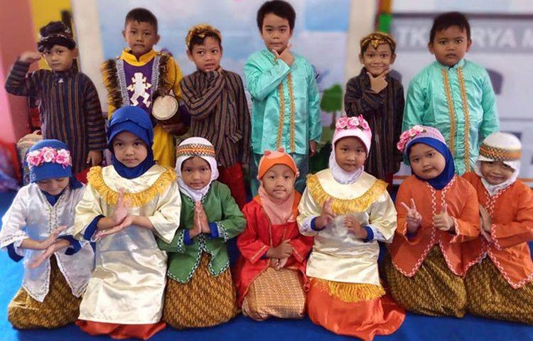 PERKENALKAN PAKAIAN ADAT SEBAGAI SERAGAM SEKOLAH MENJADI METODE PENGUATAN BUDAYA BANGSA
