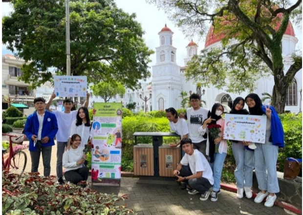 Melalui kampanye “Aksi Pilah Sampah” Mahasiswa Ilmu Komunikasi Udinus Ajak Masyarakat Untuk Pintar Membuang Sampah Sesuai Jenisnya