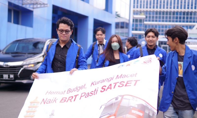 “Hemat Budget, Kurangi Macet, Naik BRT pasti Satset” Mahasiswa Ilkom Udinus Keliling Suarakan Bus Trans Semarang jadi Transportasi Utama