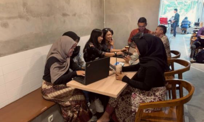 Mahasiswa Ilmu Komunikasi UDINUS Membudayakan “Nongkrong Asyik Pake Batik” kepada Generasi Millenial Melalui Kampanye Bebas Berbatik