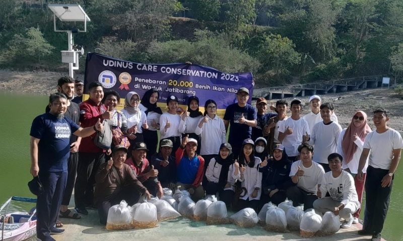 UDINUS SEBARKAN 20.000 BENIH IKAN DI WADUK JATIBARANG