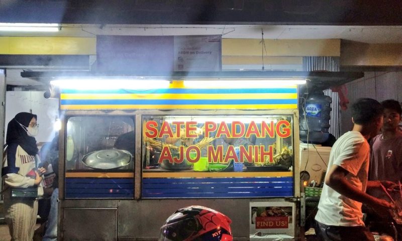 SATE PADANG AJO MANIH, KULINER MALAM YANG LARIS DI SEMARANG