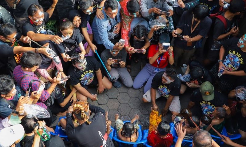 GEBYURAN BUSTAMAN, TRADISI YANG TIDAK HILANG DENGAN TREN