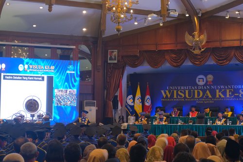 GELAR WISUDA KE-80, UDINUS TEGASKAN WAKTU DAN PELUANG ADALAH KESEMPATAN