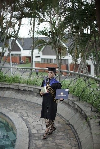 Kisah Sukses Wisudawan Terbaik Program Sarjana (S1) Sistem Informasi Universitas Dian Nuswantoro Semarang