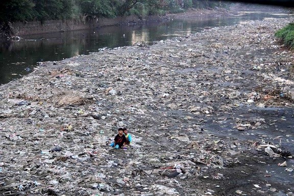 Pandawara Group Bersihkan Sungai Citarum, Namun Sampah Kembali Memenuhi Sungai