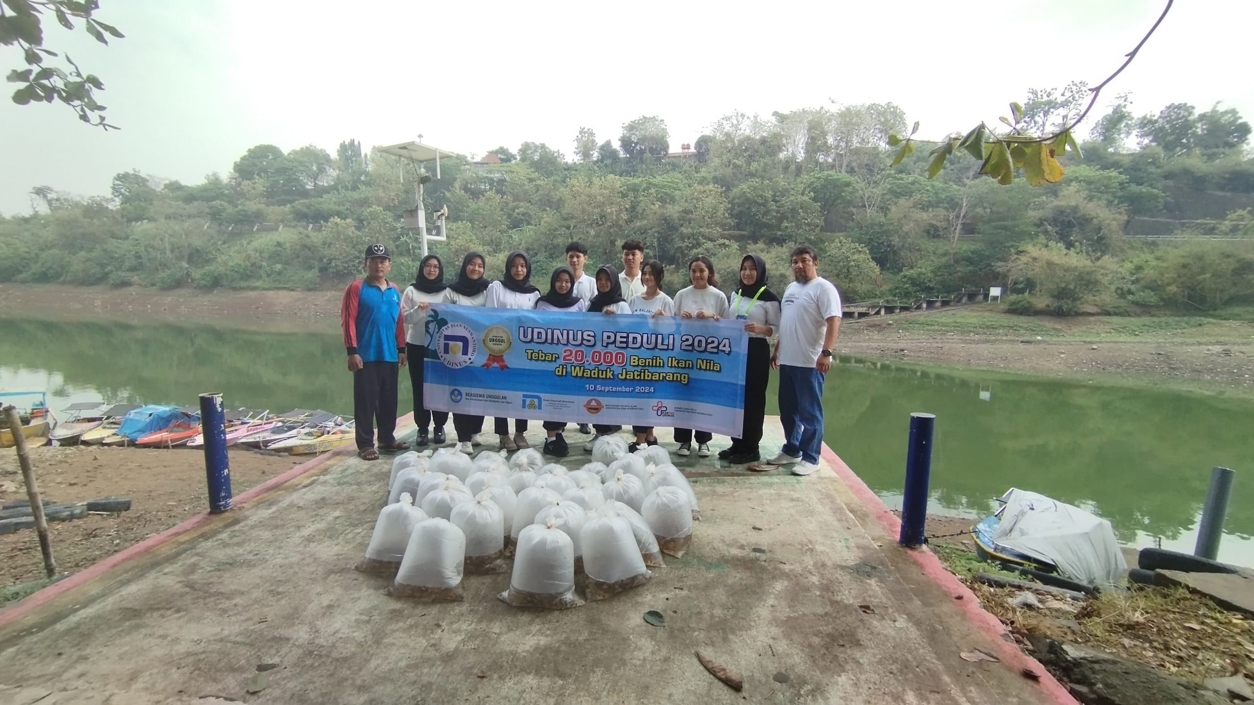 Penebaran 20.000 Benih Ikan Nila di Waduk Jatibarang untuk Merayakan Dinus Inside 2024