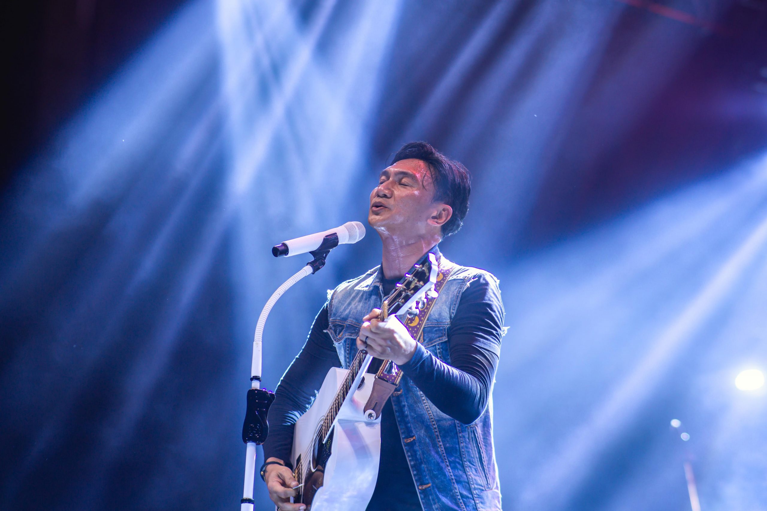 Anji Guncang Penutupan Dinus Inside 2024 di Dinus Night Festival