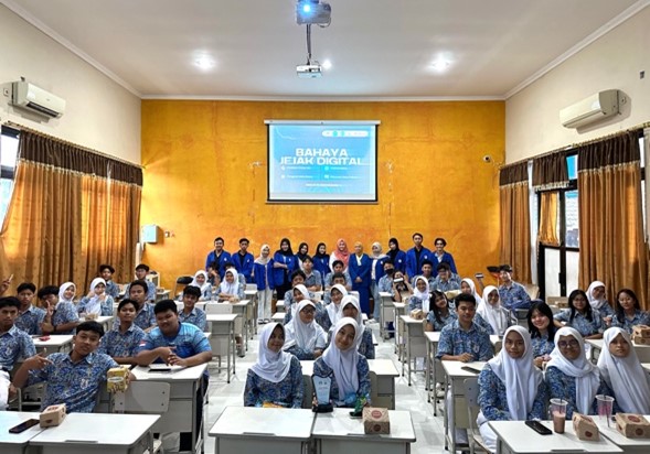 Mahasiswa Ilmu Komunikasi Udinus Gelar Kampanye “Jaga Jari, Jaga Diri” di SMA Negeri 15 Semarang