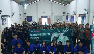 Jangan Mudah Julid: Mahasiswa UDINUS gandeng SMKN 10 Semarang dalam “Building Ethical Citizen”