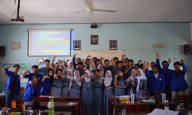 Mahasiswa Ilmu Komunikasi (Ilkom) Universitas Dian Nuswantoro (Udinus) menggelar  kampanye edukasi bertajuk “Etika Berkomunikasi dalam Media Sosial” di SMA Negeri  14 Semarang