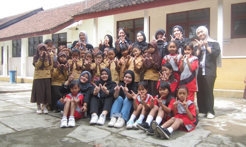 KKN Aktivis Wartadinus Gelar Pembelajaran Cerpen dan Workshop Fotografi di Desa Rowo Kandangan