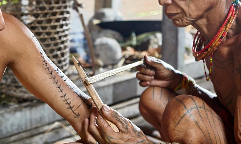 Tato Mentawai Budaya yang Menjadi Identitas dan Inspirasi Tren Modern