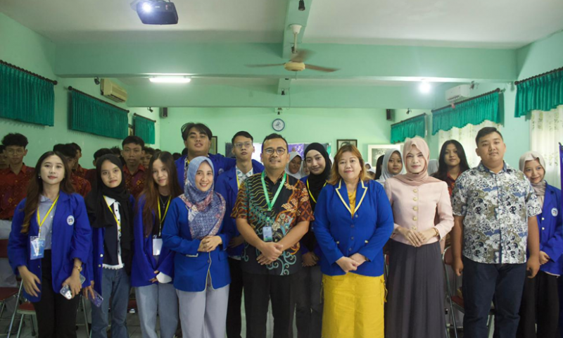 Mahasiswa Ilmu Komunikasi Udinus Gelar Literasi Digital “REAL” di SMA Institut Indonesia Semarang