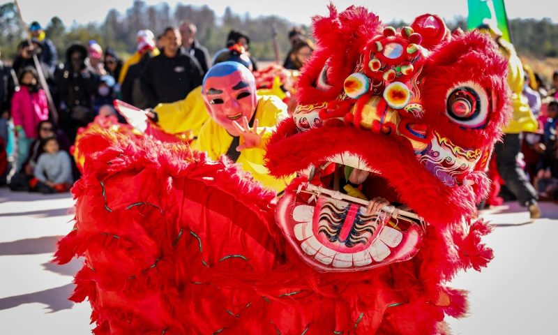 Kenapa Imlek Selalu Identik dengan Angpao dan Barongsai? Ini Maknanya